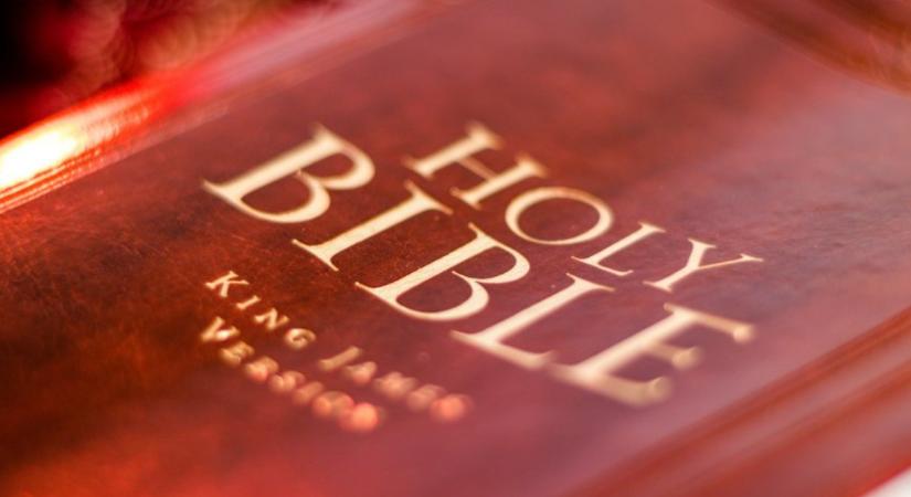 Betiltották a Bibliát több amerikai iskolában vulgaritás és erőszak miatt