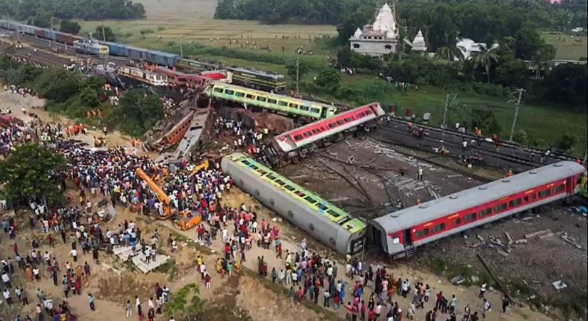 Horrorbaleset - közel 300 halálos áldozata és 900 sérültje van az indiai vonatbalesetnek
