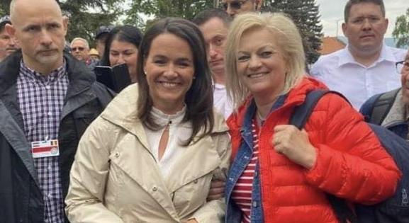 Hadházy Ákos: "Novák Katalin a lombkoronás polgármester felesége mellett vigyorog"