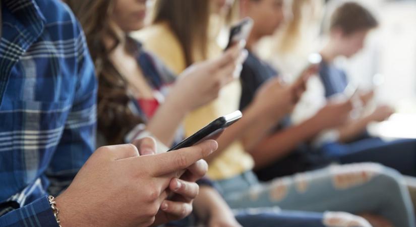 Egy ír városban megállapodtak a szülők, hogy középiskoláig nem kaphatnak telefont a gyerekek
