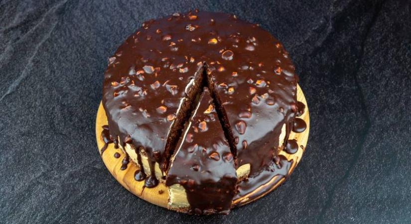 Karamellás házi Snickers torta lágy krémsajtos töltelékkel: pörkölt földimogyoró roppan benne