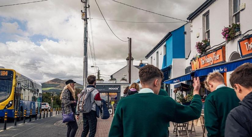 Középiskolás koruk előtt nem használhatnak mobilt a gyerekek egy ír városban