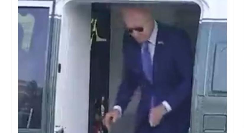 Joe Biden a fejével tesztelte, mennyire ütésálló a helikoptere ajtaja (VIDEÓ)