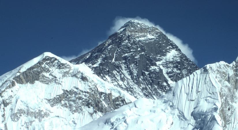 60 évesen úgy döntött, hogy megvalósítja felesége álmát és megmászta a Mount Everestet