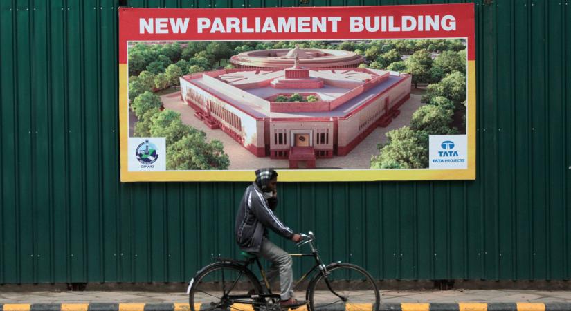 Áll a bál a világ legnépesebb országában a parlament új épülete miatt