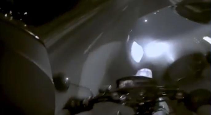 Elgázolták és otthagyták a motorost, de a kamerája mindent felvett