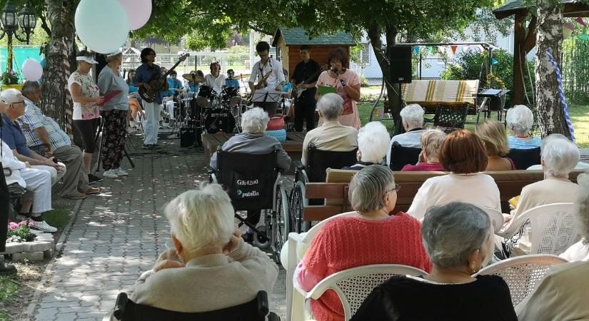 Csodálatos családi napot szervezett a szárazéti idősek otthona (videó)