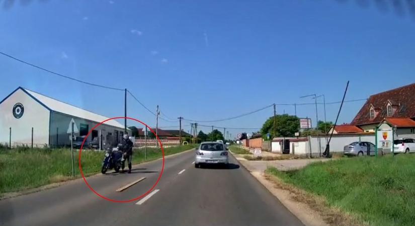 Balesetveszélyt hárított el a motoros Nagyvenyimen – videóval