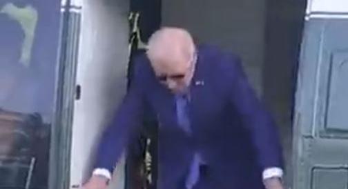 Most éppen a helikopterbe verte be a fejét Joe Biden - videó