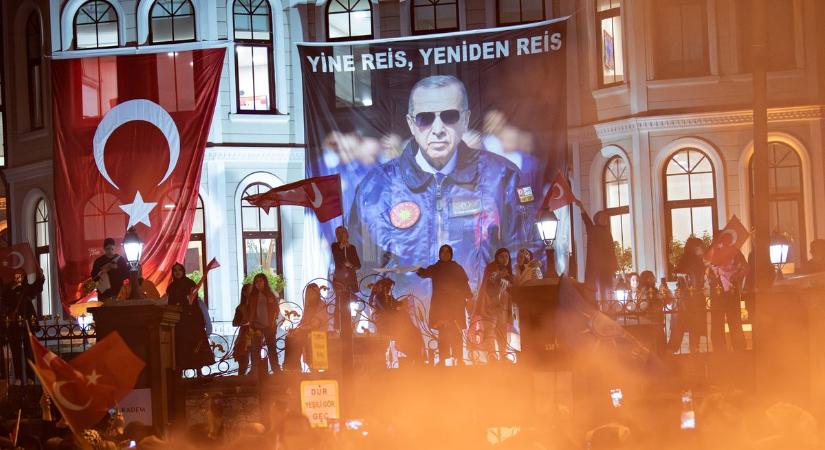 Félre kell tenni az ellenségeskedést – mondta beiktatásán Erdogan török elnök  videó