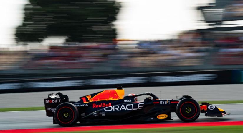 Hamilton a csapattársával ütközött, Verstappen megnyerte az időmérőt