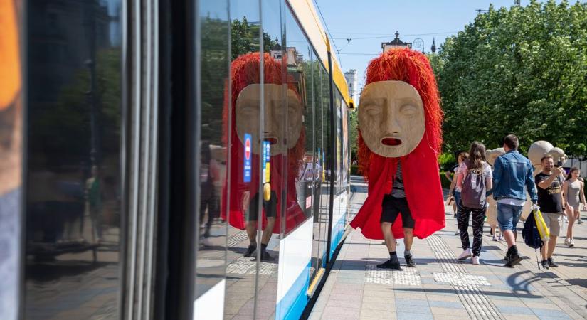 Nagyon fura figurák vették be Debrecen belvárosát – fotókkal