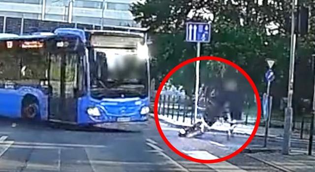 Vérfagyasztó videó: egy hajszálon múlt, hogy nem gázolta el a csuklós busz a piroson átszáguldó rollereseket