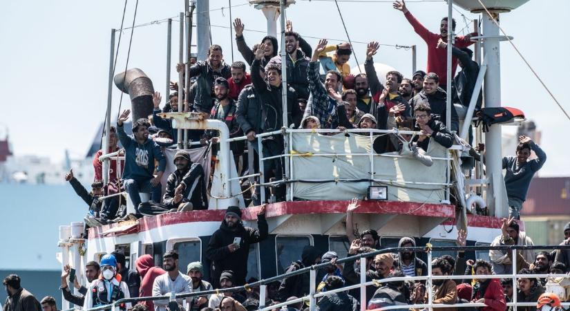 Több száz migránst tettek partra az olasz Lampedusa szigetén