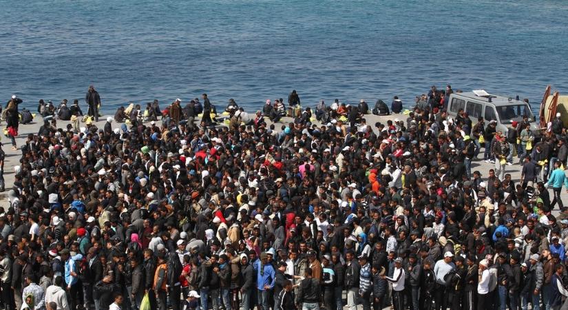 Több száz migránst tettek partra Lampedusán