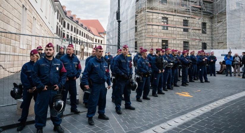 Elszaporodtak a kordonok a Várban, most az ásatásokkal magyarázzák