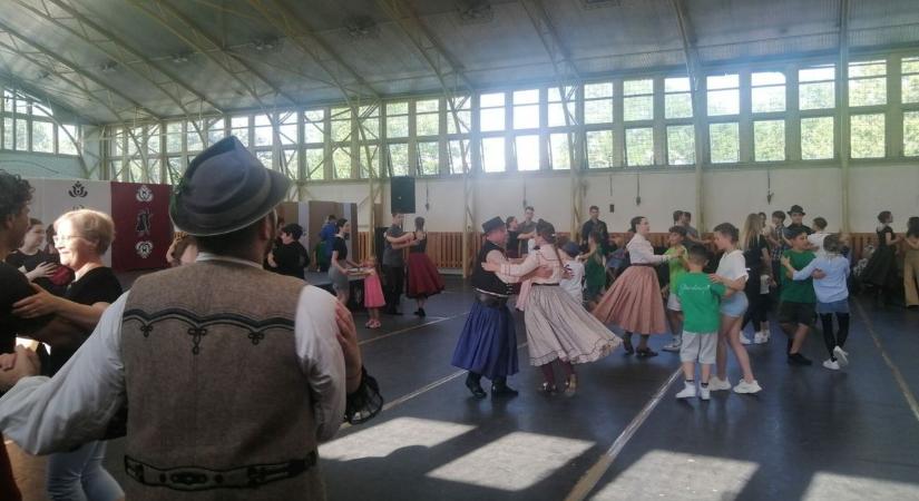 A Debreceni Népi Együttes tanította táncolni a biharkeresztesieket