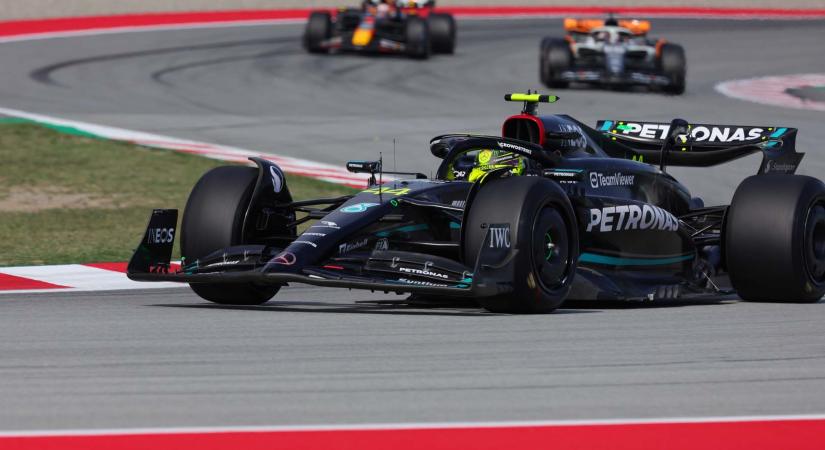 Hamilton azt hitte, szélárnyékot kap Russelltől, aztán összeütköztek