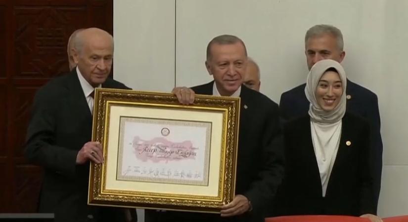 Letette elnöki esküjét Recep Tayyip Erdogan