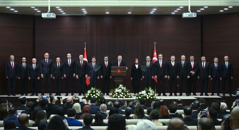 Két kivétellel az összes minisztert lecserélte Erdogan