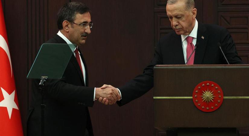 Szinte teljesen átalakította kormányzatát a török elnök, a kulcstárcák élén is változások vannak