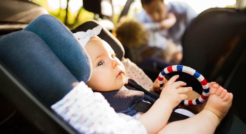 Kocsiba zárták az 5 hónapos babát, amíg a szülők plázáztak