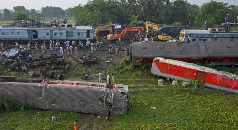 288-nál jár a halálos áldozatok száma, a miniszterelnök szigorú büntetést ígér az indiai vonatbaleset felelőseinek
