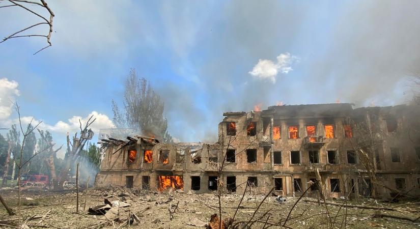 Lakóépületeket ért légicsapás Dnyipro városában