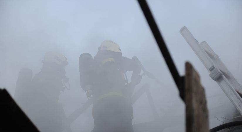Tűz a Tokaji úton, kiürítették az épületet