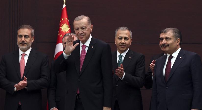 Összeállt az új török kabinet: szinte minden minisztert lecserélt Erdoğan