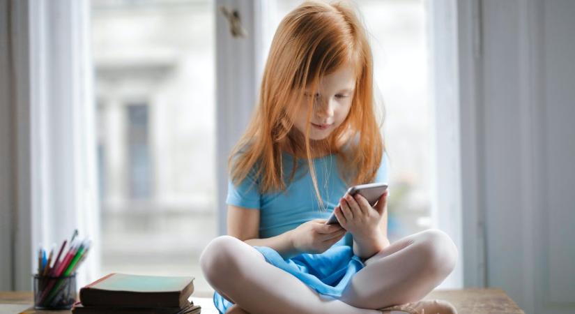 Azonnali cselekvés szükséges a gyermekek telefonhasználatának korlátozásával kapcsolatban