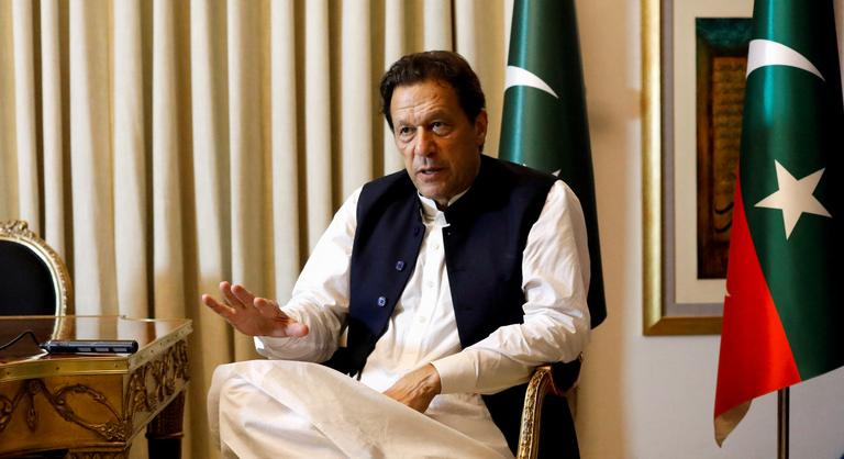 Pakisztán egyik legerősebb politikusa azzal vádolja a hadsereget, hogy az meg akarja buktatni