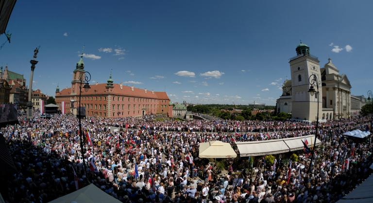 Több tízezer ember tüntetett a kormány ellen Varsóban