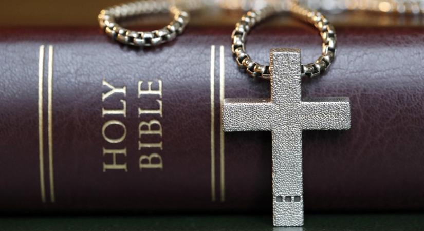 „Túl vulgáris és erőszakos” – viccnek indult, de végül tényleg betiltották a Bibliát Utahban