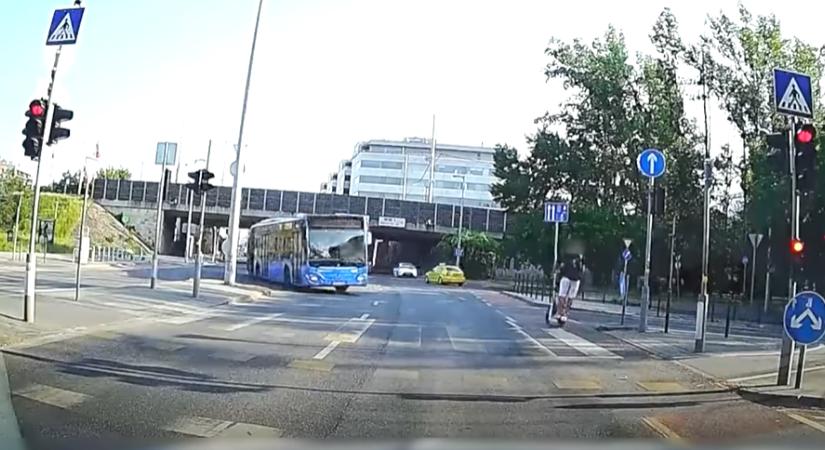 Szabályoson kanyarodó busz elé hajtott egy rolleres, nem sokon múlott a tragédia – videó