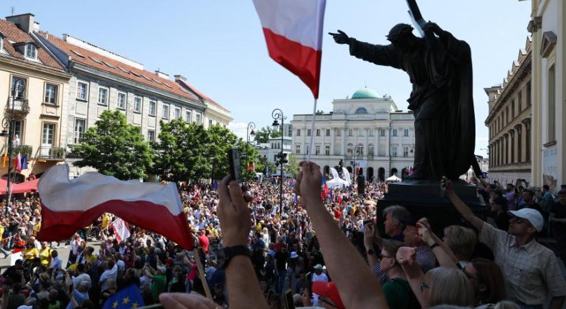 Ellenzéki felhívásra több százezer ember tüntetett a kormány ellen Varsóban