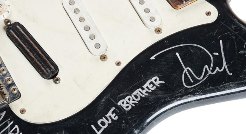 205 milliót adtak egy törött gitárért egy aukción, most mindenki a győztesre irigykedik