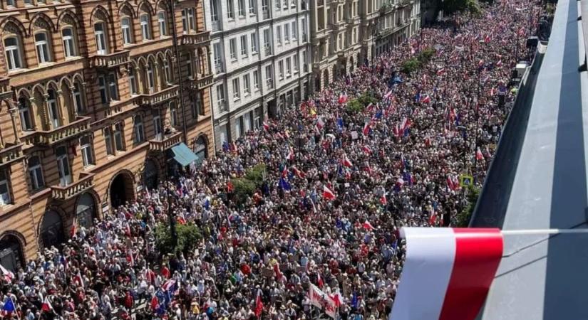 Százezres kormányellenes tüntetés volt Varsóban