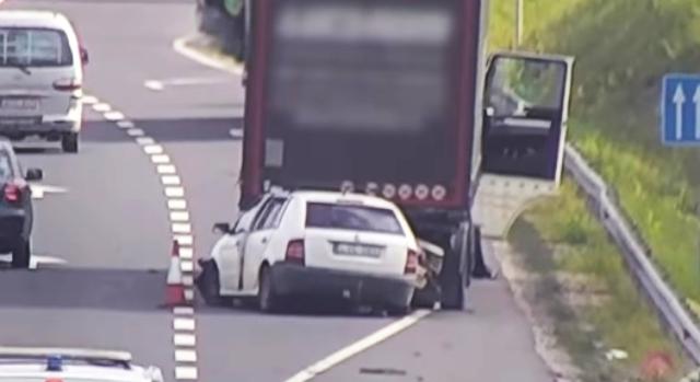 Későn tért le egy Škoda az M2-es autóútról, belecsapódott egy kamionba