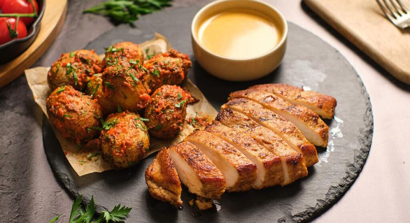 Recept videó: Grillezett csirkemell ajváros újkrumplival és tejszínes mártással