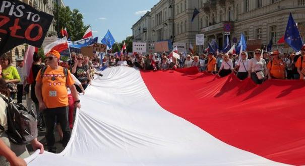 Az ellenzék több százezer embert vitt ki az utcára – Lengyelországban – lapszemle