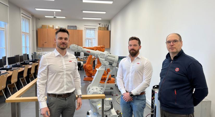 Az ABB és partnerei felújított robotokat ajándékoztak az Óbudai Egyetem Alba Regia Műszaki Karának