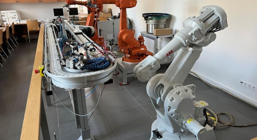 Robotokat kap az Óbudai Egyetem