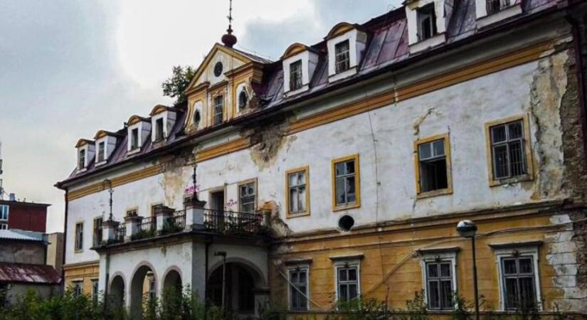 FOTÓK: Rá sem ismerni az egykori gyönyörű szlovákiai kastélyra