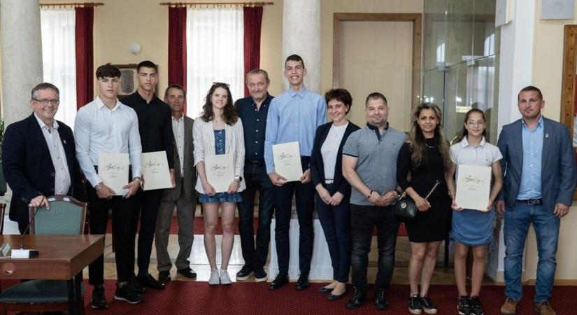 Öt fiatal sportoló kapott ösztöndíjat Tatán