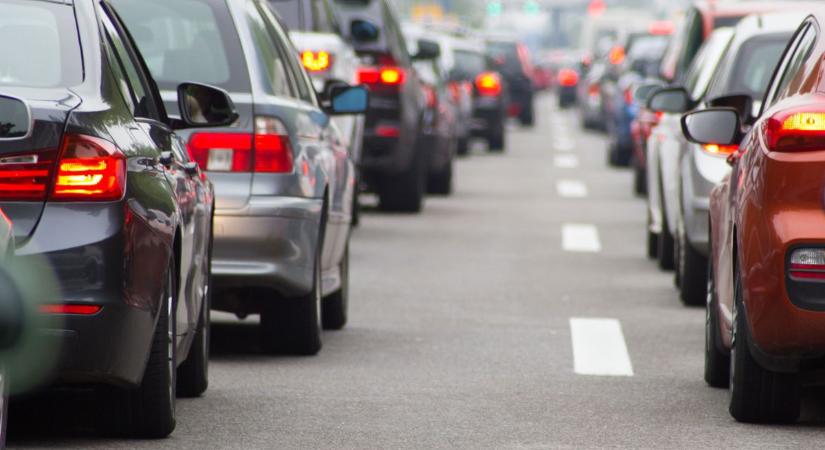Autósok, figyelem: több helyen torlódik a forgalom megyénkben
