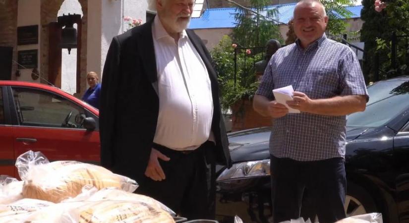 Egy mázsányi kenyér árát elszórták ebédre Szijjártó Péter tavalyi luxus repülőútján, ezért az MSZP adott egy mázsa kenyeret Iványi Gábor egyesületének