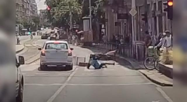 Videón, ahogy egy Skoda elüt egy motorost a Margit hídon