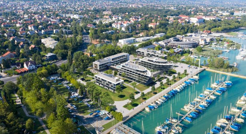 Újabb szállodakomplexum épül a Balatonnál