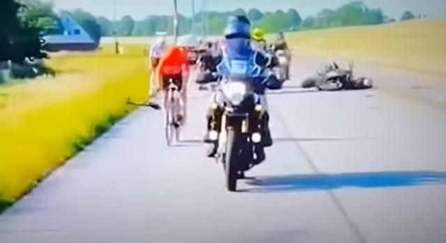 Tragikus videó: frontálisan ütközött egy kerékpáros és egy motoros az Ironman Eb-n